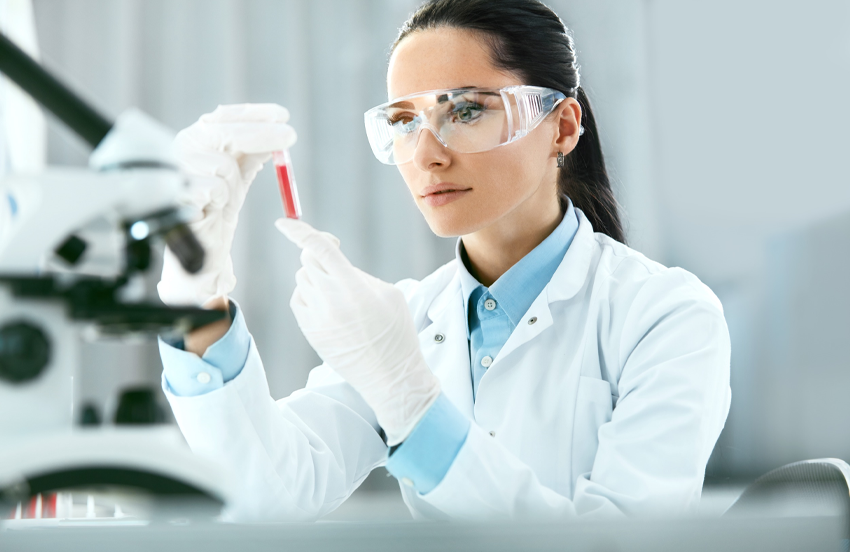 Frau im Labor mit Reagenzglas